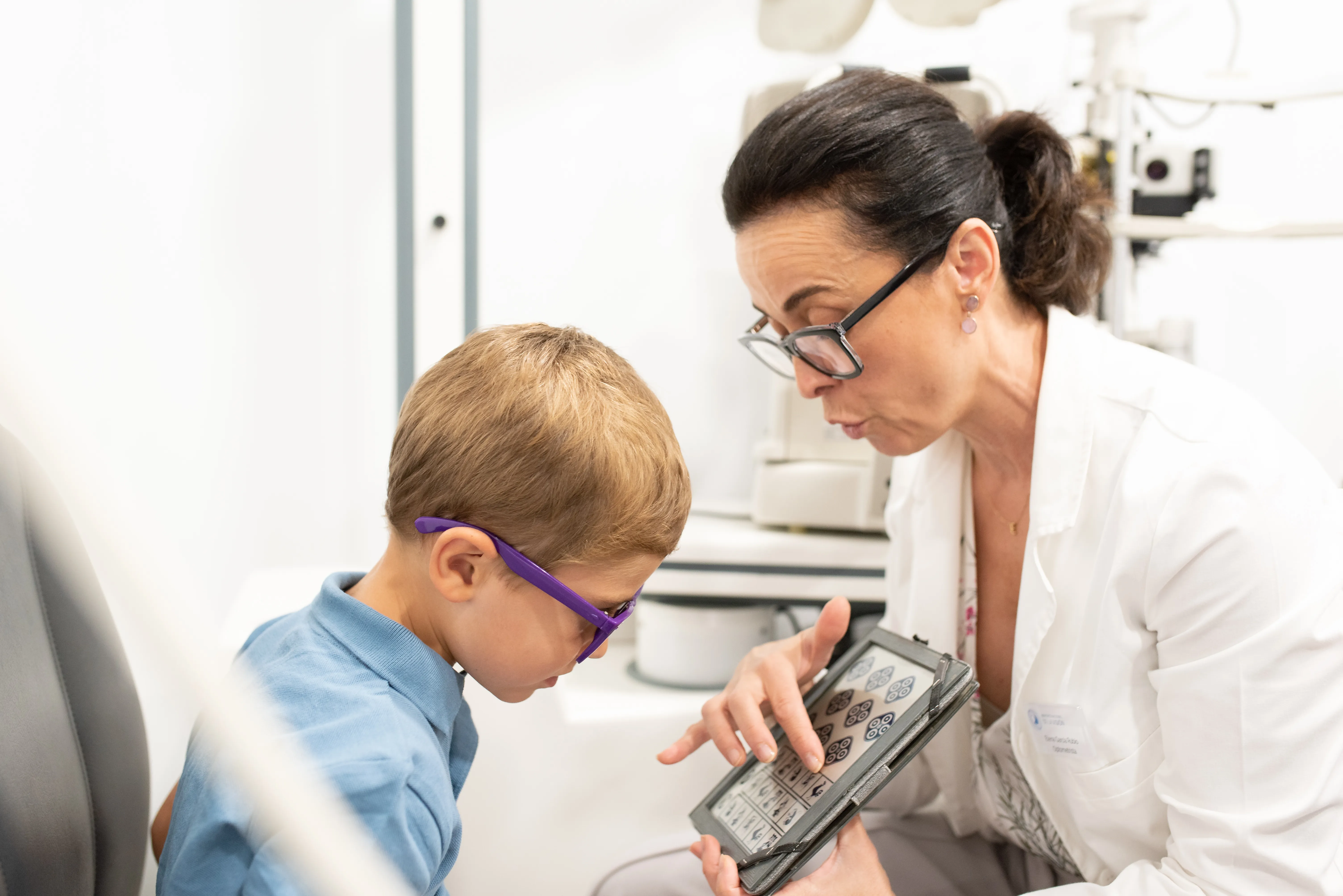 Optometrista atendiendo a un paciente infantil en el Instituto Nacional de la Visión