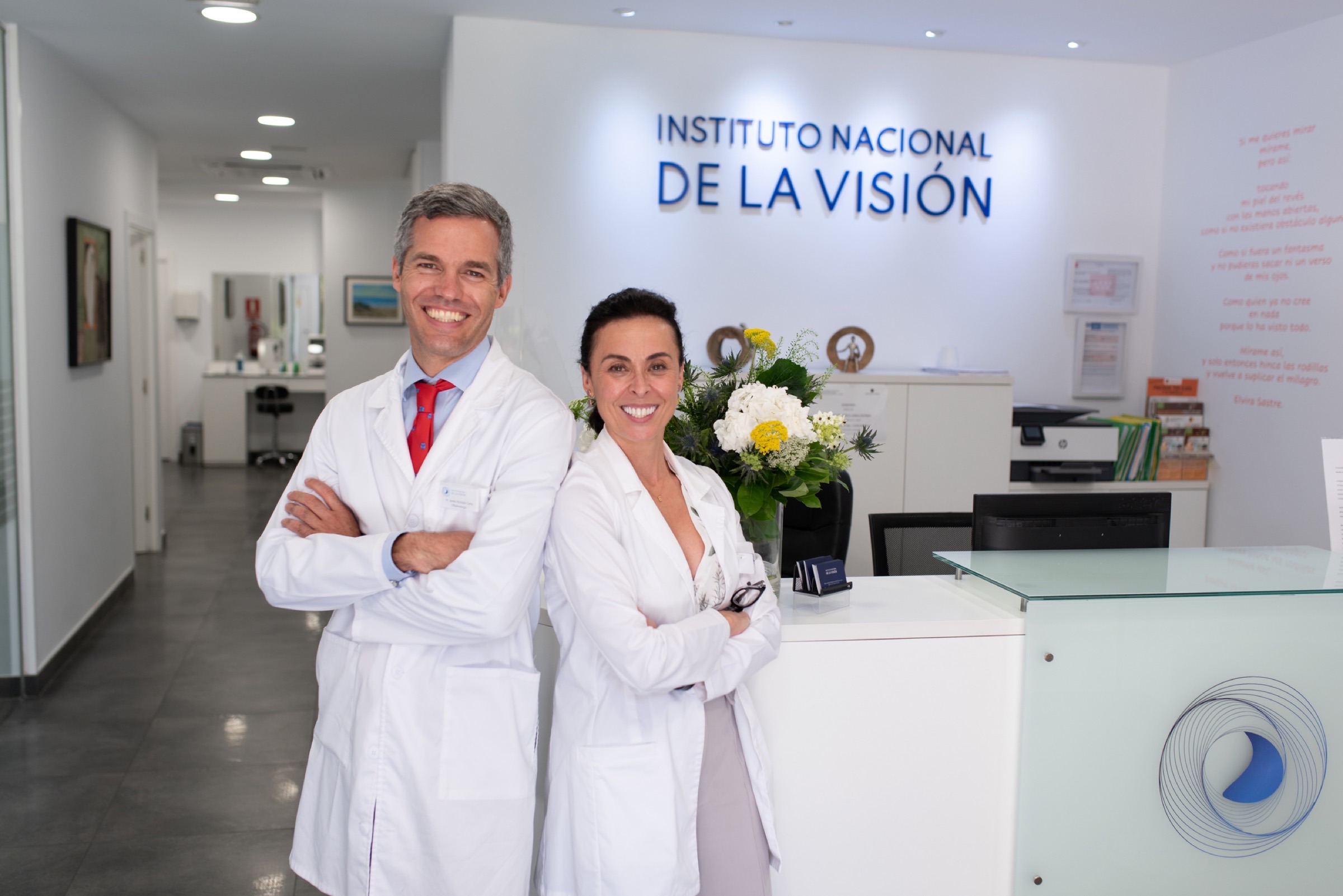 Equipo médico del Instituto Nacional de la Visión en su clínica de Madrid